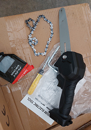 Piccola motosega a batteria Piccola motosega a batteria