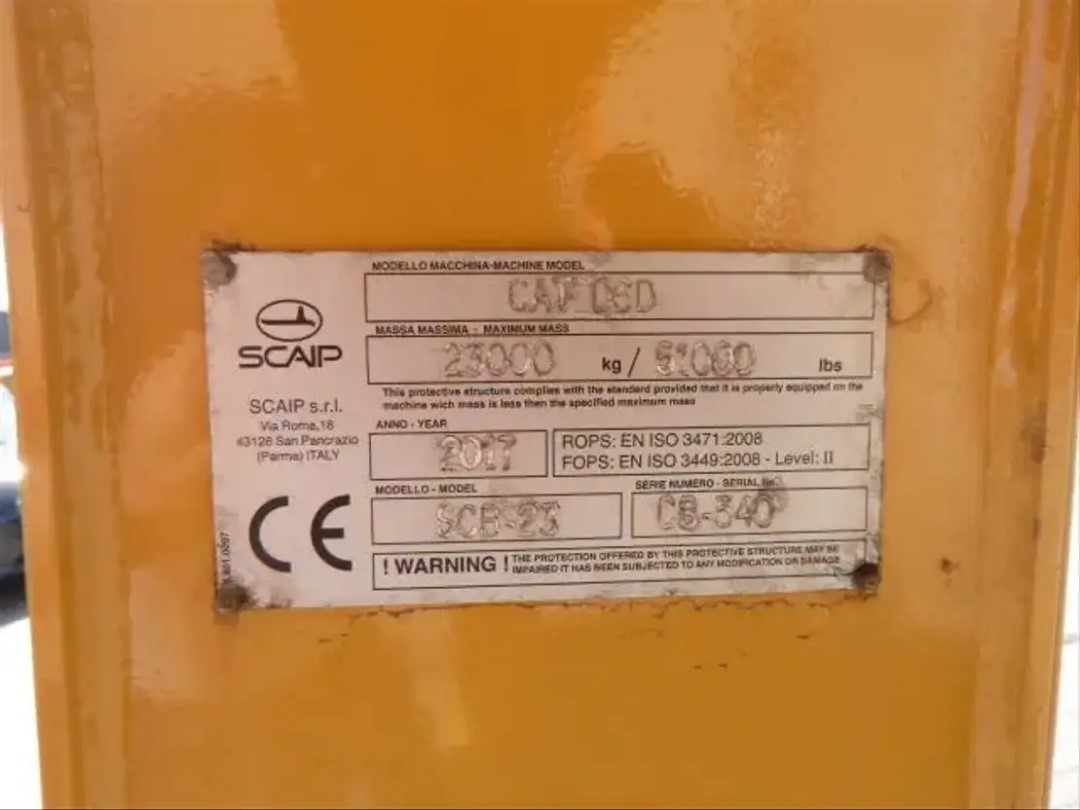 Figura 11 Targa marcatura CE ROPS FOPS Figura 11 Targa marcatura CE ROPS FOPS