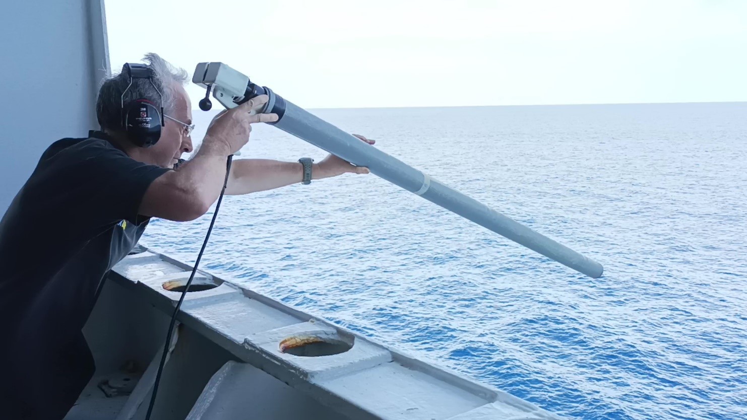 Figura 2 Lancio sonda XBT Figura 2 Lancio sonda XBT